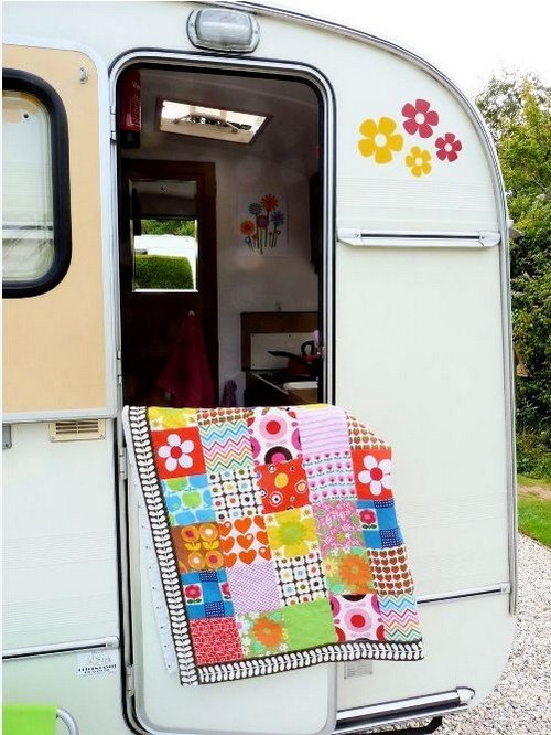 dekorácia karavanu retro dotyk kvetov ako dekoratívny prvok Dekorácia karavanu s nádychom retro kvetov ako dekoratívny prvok