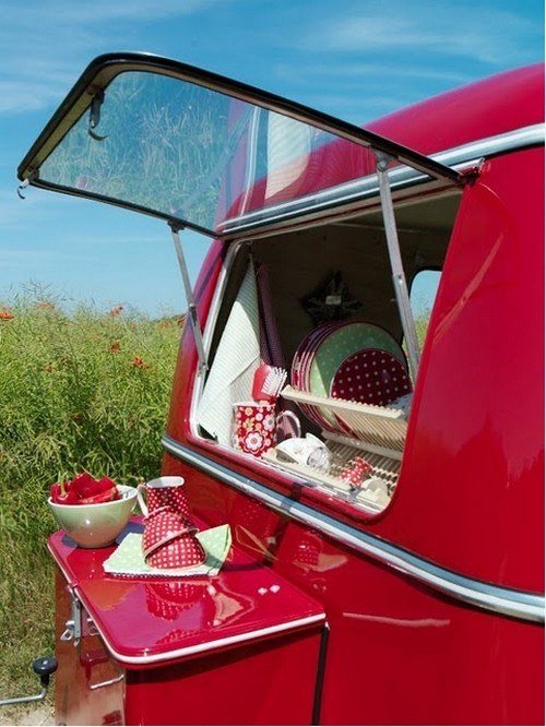 zariadenie karavanu retro nádych mobilnej kuchyne zariadené retro nádychom mobilnej kuchyne