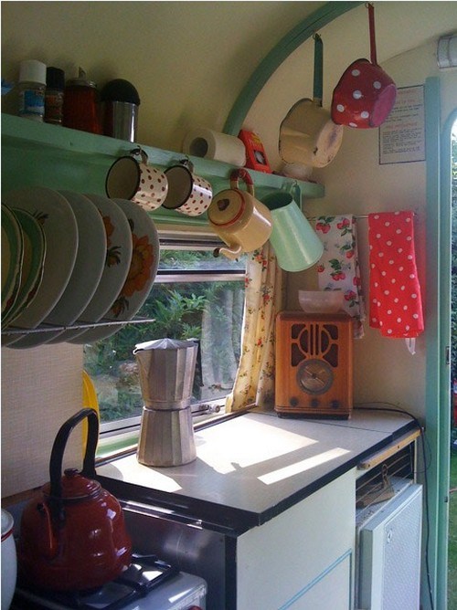 obytná príves retro dotyková minikuchyňa zariadená retro nádychom mini kuchyne