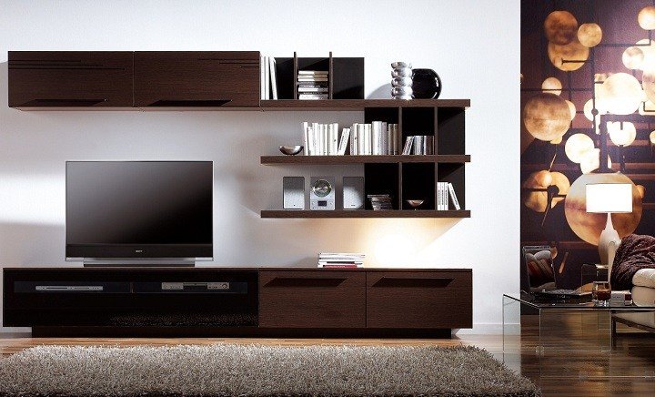 Nástenná jednotka s policami a TV skrinkou z bukového dreva Úložná stena moderná obývacia izba masívne drevo tmavá farba