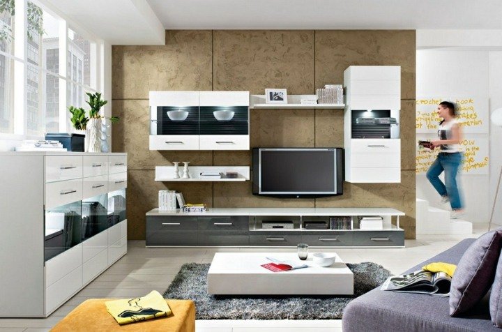 Modulárny nábytok do obývačky v sivobielom prevedení Nástenný systém moderná obývačka zariadená presklenými čelami LED osvetlenie