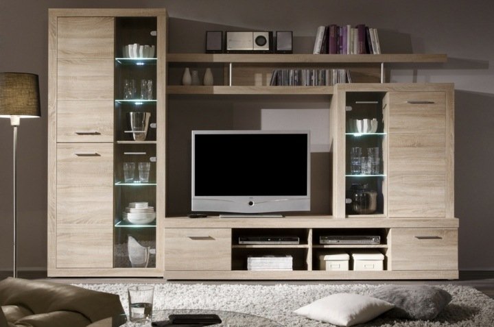 Moderný nábytok do obývačky - mediálna stena vo vzhľade dubového dreva Úložná stena moderná obývacia izba mediálna stena vzhľad prírodného dreva sklenené dvere