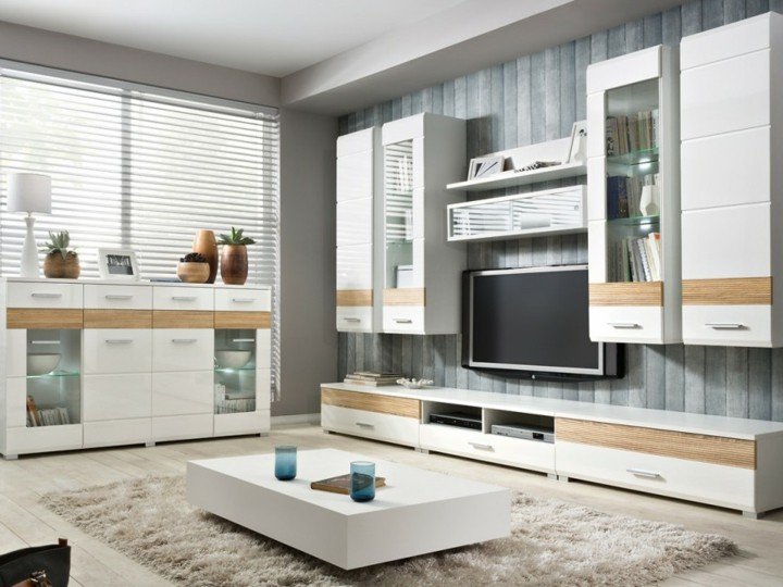 Biela nástenná jednotka s dubovými prvkami v modernej obývačke Stena do obývačky moderná tapeta do obývačky nástenné skrinky