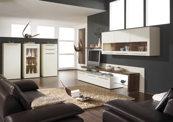 nápady na bielu obývaciu stenu-nápady-nástenné-skrine-s-vitrínami-praktické-rohové riešenia