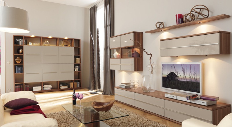 Nástenný systém s osvetlením v obývacej izbe - praktický a štýlový Nápady na skladovanie na stenu Knižnice na stenu Nástenné skrinky Chlpatý koberec Obývacia izba