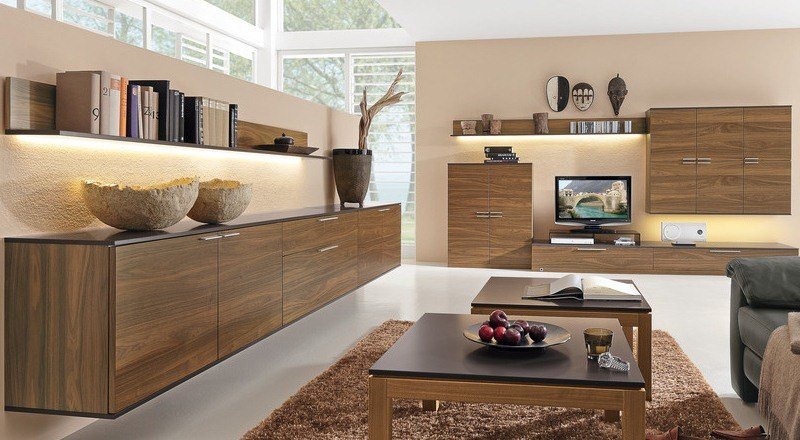 Nástenná jednotka z masívneho bukového dreva s dverami s držadlami z nehrdzavejúcej ocele Nápady na nástennú jednotku Optika z prírodného dreva Predná strana bez úchytiek Vznešené osvetlenie