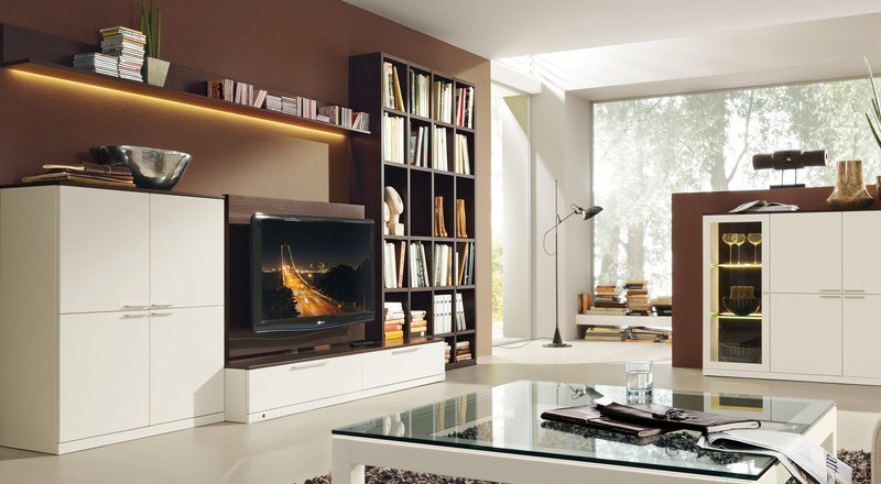 Modulárna nástenná jednotka v bielom a prírodnom vzhľade vyzerá v modernej obývačke Nápady na obývaciu stenu Nástenka biela skrinka na stenu TV skrinka