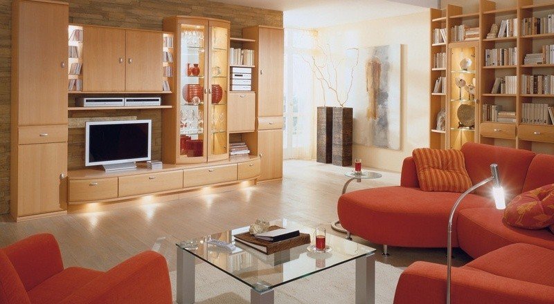 Nástenná jednotka v štýle vidieckeho domu v kombinácii s oranžovou pohovkou Nápady na obývaciu stenu Osvetlenie sklenenej vitríny z dubového dreva