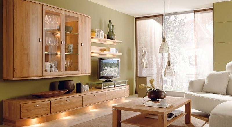 Nástenná jednotka so sklenenými vitrínami a osvetlením pod skriňou Nápady na obývaciu stenu Osvetlenie pod skrinku Dubová optika z dreva