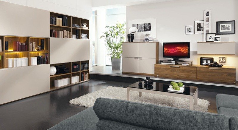 Vybavte obývaciu izbu - nástenná jednotka, komoda a skrinka na televízor Nápady na úložné steny osvetlenie knižných políc priehradiek bezúchytkových dverí