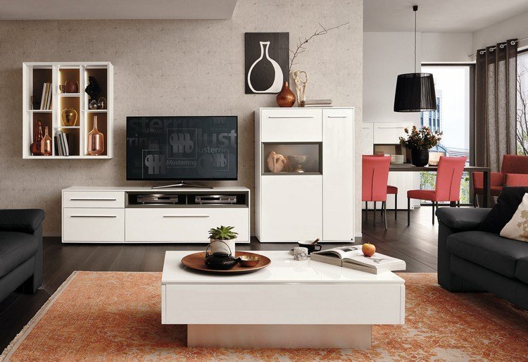 matná biela nástenná jednotka a akcenty v teplých farbách nápady na obývaciu stenu-moderná-biela-matná-tv-príborník-alexa