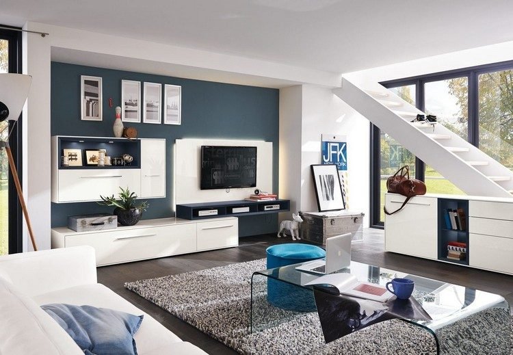 Televízor namontovaný na podsvietenom paneli nápady na obývaciu stenu-moderné-biele-tv-podsvietenie-alexa