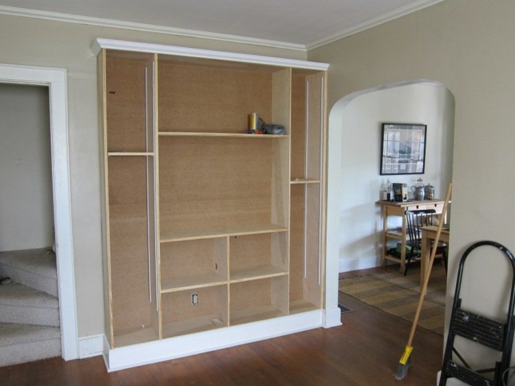 postavte si vlastnú nástennú jednotku vstavaná polica myšlienka jednoducho drevené panely