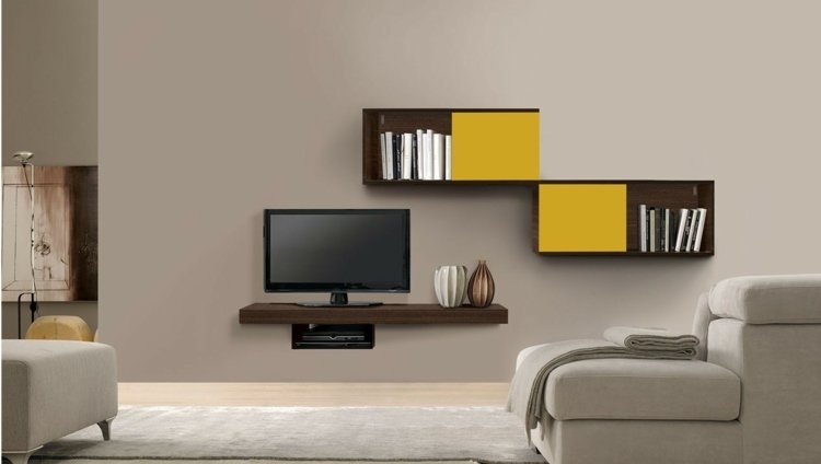 Postavte si vlastnú nástennú jednotku jednoducho z tmavých drevených žltých dverí