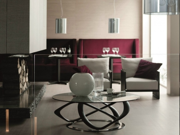 Vybavenie obývačky-nápady na bývanie-konferenčný stolík-sklenená doska-drevená červená pohovka Porada