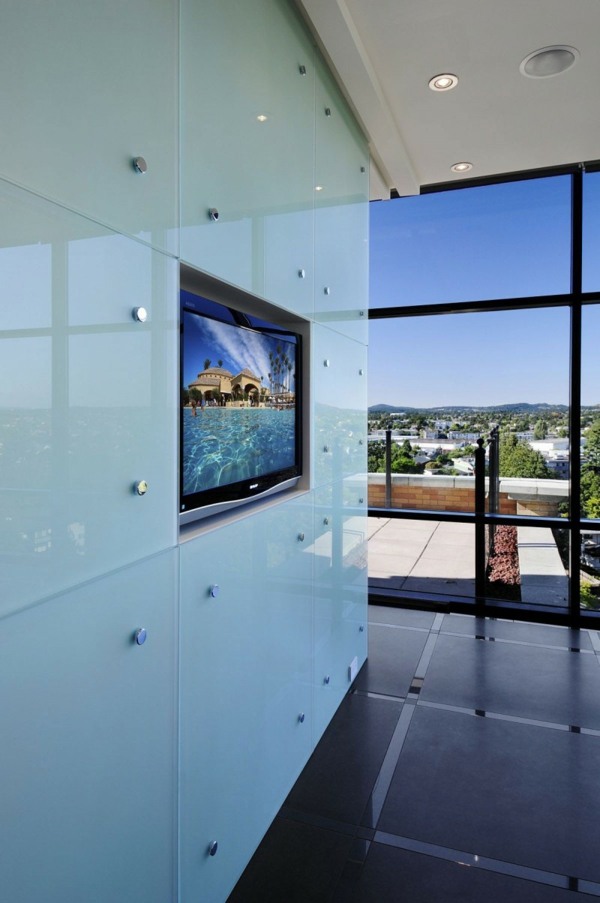 spálňa v bielom šatníku