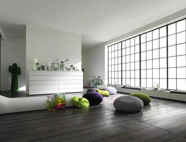 Návrh interiéru, drevená podlaha, obrie okno