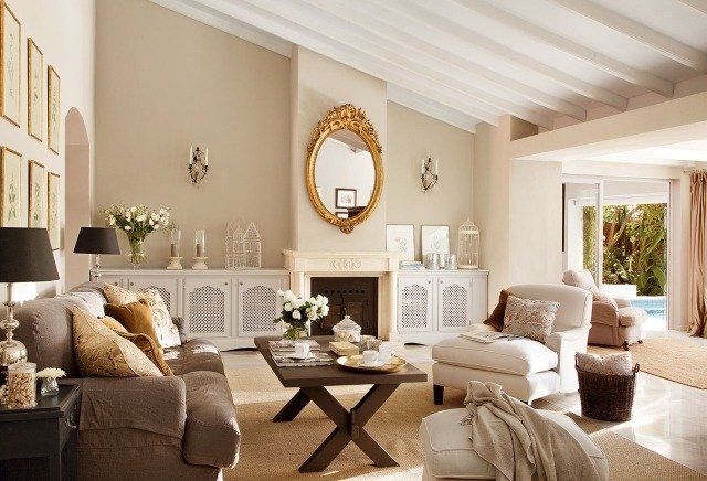 nápady-obývačka-vidiecky štýl-šikmá strecha-krém-stena-farba-barokové-zrkadlo