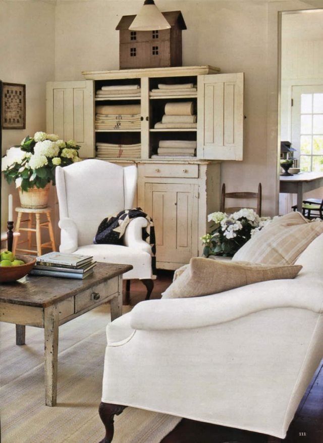 nápady-obývacia izba-vidiecky štýl-biele-kreslo-hortenzie kytica