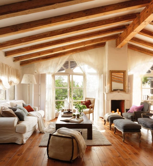 nápad-obývacia izba-vidiecky štýl-šikmá strecha-viditeľná-krokvy
