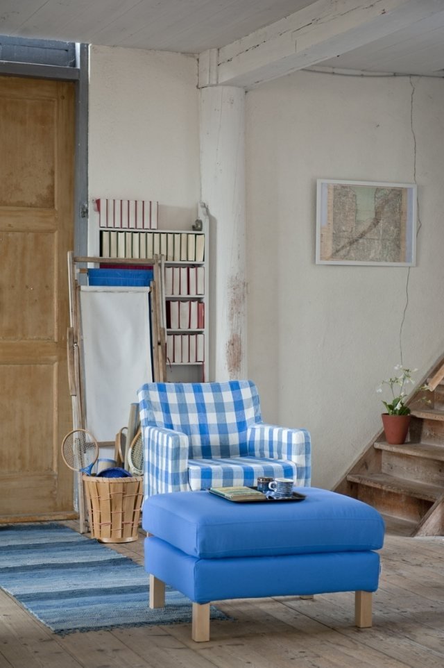 zariadenie-obývačka-vidiecky štýl-nebo-modro-biela-károvaná kreslo