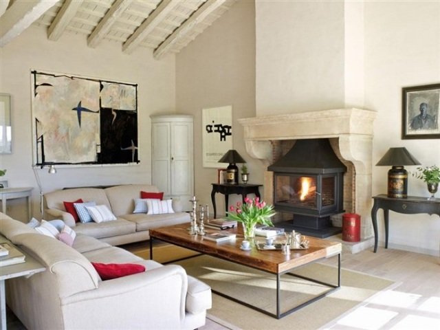 zariadenie obývačky-krb v modernom vidieckom štýle