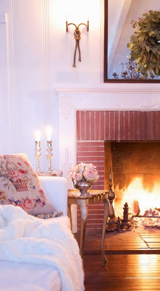 obývačka-francúzsky-vidiecky štýl-dekor-ružové-motívy-krb na drevo