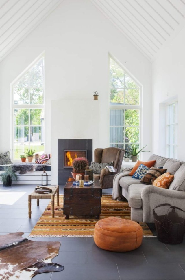 strecha do obývačky-vidiecky štýl-dlažba-podlaha-bielo-natreté-steny-špicatá