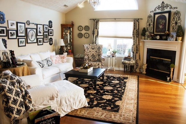 obývačka-vidiecky štýl-dizajn-čierne-akcenty-barokový vzor