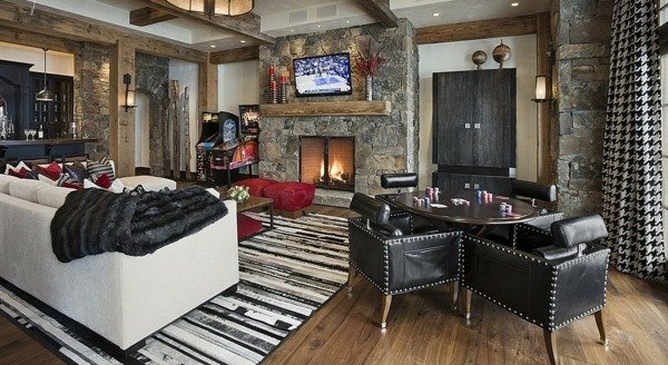 otvorená kuchyňa-s-obývacou izbou-vila-s-prírodnou-kamennou-stenou-a-drevenou štrbinou