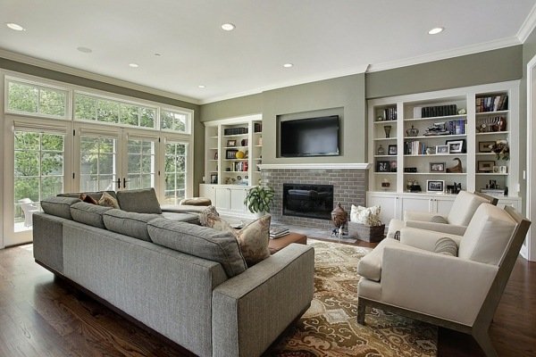 Pohovky a kreslá v sivých vstavaných policiach