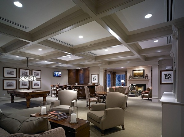 Obývacia izba s hracím stolom, konferenčným stolíkom a krbom