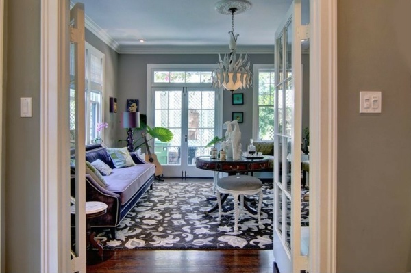 Koberec-s-kvetmi-drevené-dvere