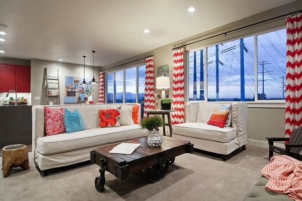 Retro-dekor-so závesmi-so vzormi a figúrkami-drevený kufor-dekoračný stôl