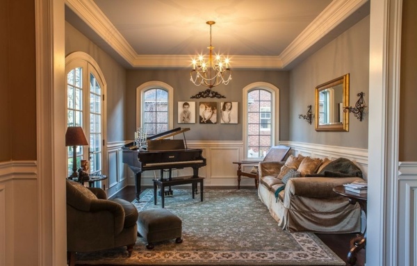 Klavír-klavír-sivá-stena-bodkovaný-koberec