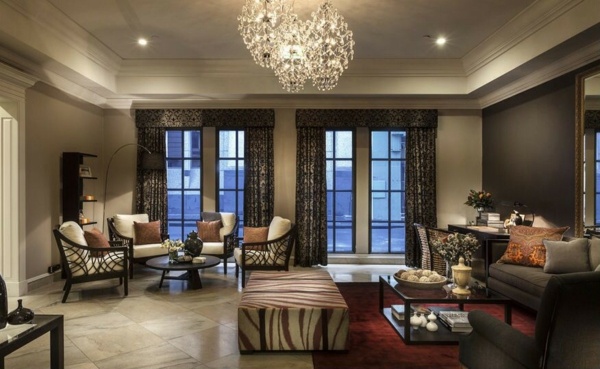 Okno z prírodného kameňa-podlaha-krištáľ-závesné svetlo-drevené