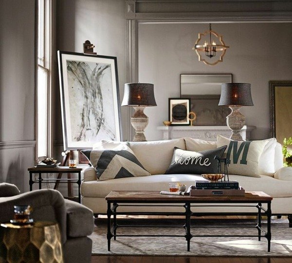 umelecky zariadená obývačka so stolnými lampami a umeleckými obrazmi