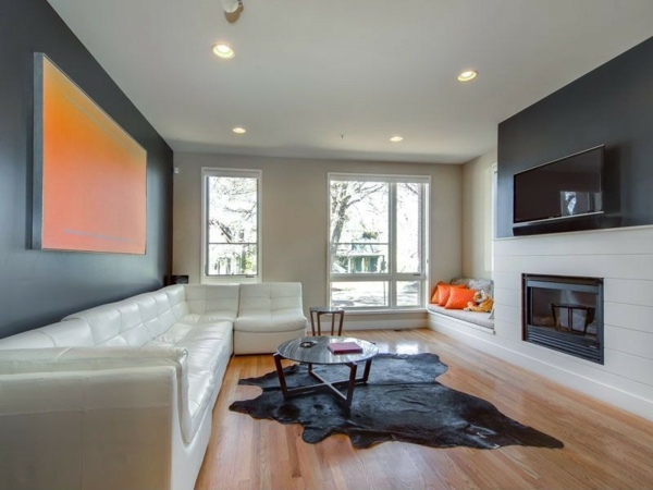 Obklad krbu-stena-oranžová-dekorácia-na-sivej stene