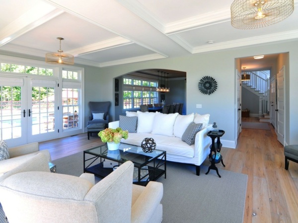 svetlé prostredie s drevenou podlahou biely nábytok s otvorenou kuchyňou