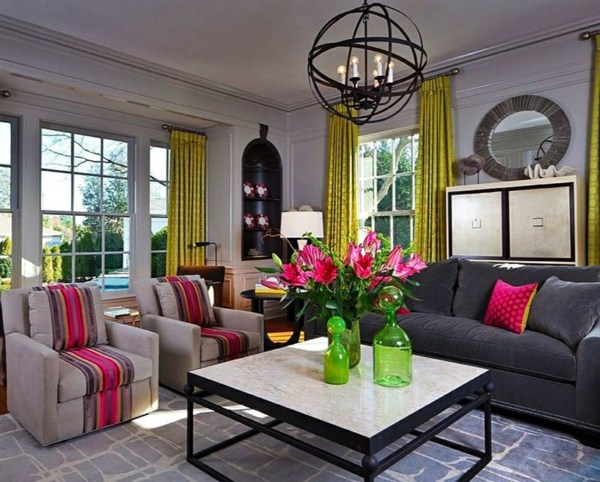 Liatinová závesná lampa so sviečkami mramorový stôl a retro nábytok s pruhmi