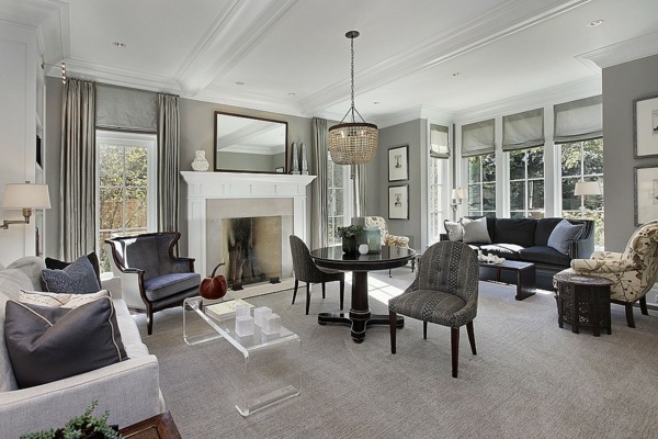 Otvorený obývací priestor s mnohými zákutiami na čítanie, kávu a vychutnajte si pohľad von.