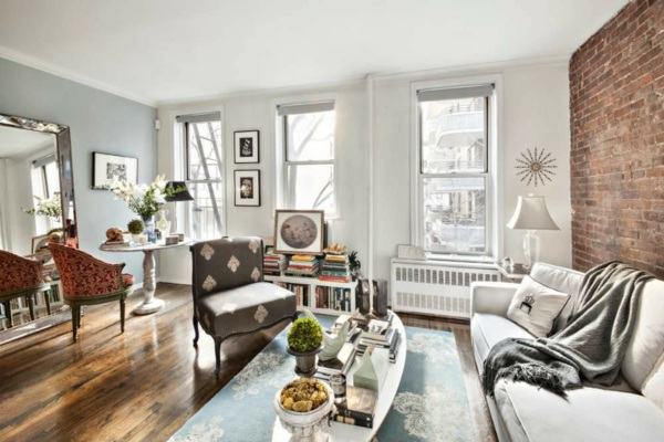 veľký-stena-zrkadlo-tehlová stena-s-klasickým-nábytkom