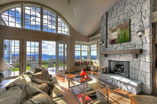 zaoblené-okno-kameň-stena-s-krbom-prírodný kameň