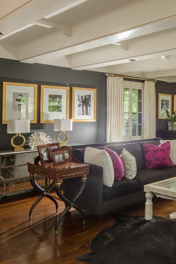 sivá stena s rámom na obraz-čalúnená pohovka s vankúšmi