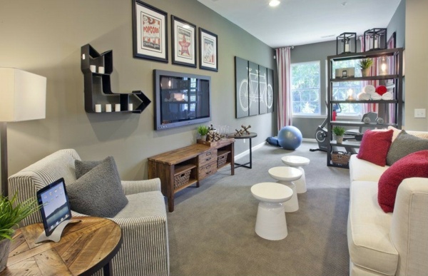 šedé steny-tri-biele-pouf-pohovka-červené-vankúše