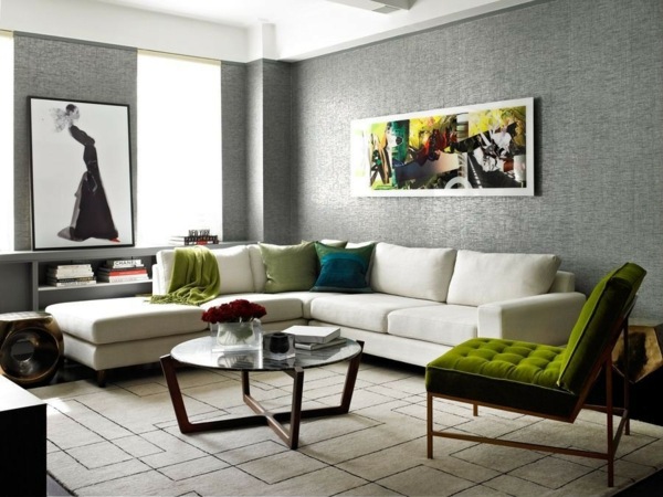 sivá-tapeta-s-haptickou optikou-žena-na-obrázku-prešívaná kreslo-rohová sedačka