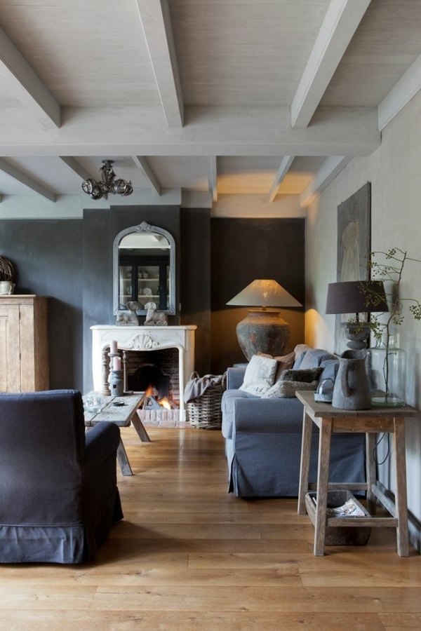 sivé kreslo-poťahy-znížený-strop-bočný stôl-so-stolnou lampou