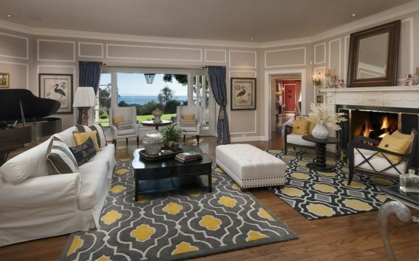 bodkovaný koberec so sedačkou a krbom