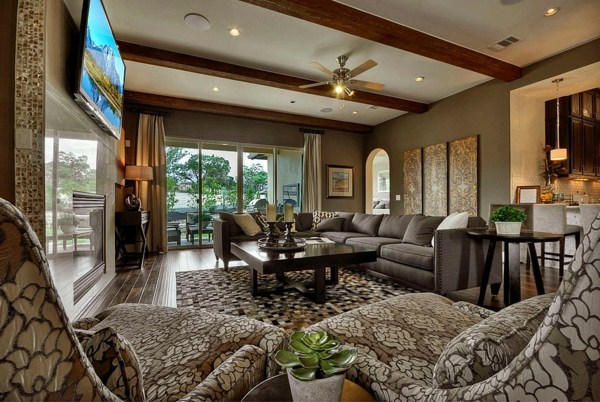 Bodkované pohovky a sivé steny-drevené tyče-ako dekorácia