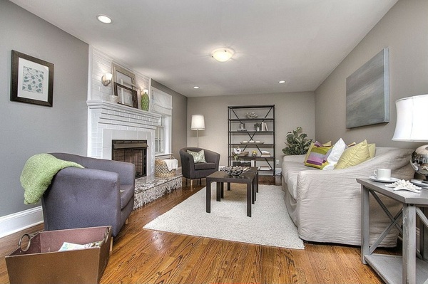 útulné prostredie s drevenou podlahou a svetlošedými stenami